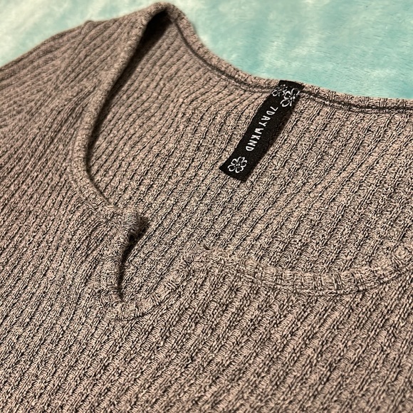 A gray cropped top shirt - Picture 3 of 4